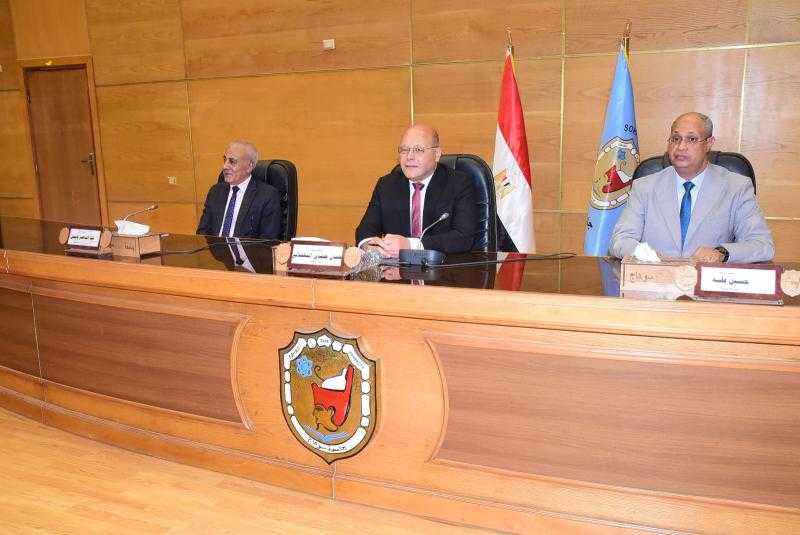 رئيس جامعة سوهاج يشهد حفل تخرج الدفعة 51 من طلاب كلية التربية وسط فرحة غامرة من ذويهم