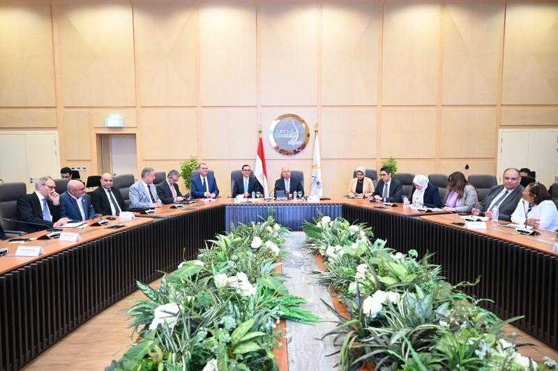 وزير الصناعة والنقل يستعرض مع مصنعي السيارات التعديلات الجديدة في البرنامج الوطني لتنمية صناعة السيارات