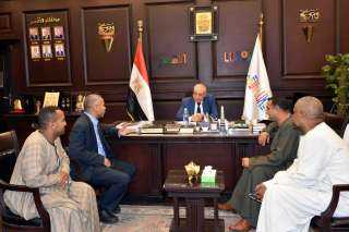 محافظ الأقصر يستقبل وفد أهالي الحميدات شرق بإسنا لعرض مطالب خدمية ملحّة
