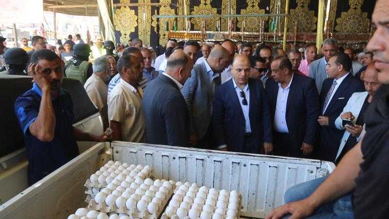 محافظ كفرالشيخ يتفقد سوق «اليوم الواحد» بالحامول لتوفير السلع الغذائية بتخفيضات تصل إلى 30%