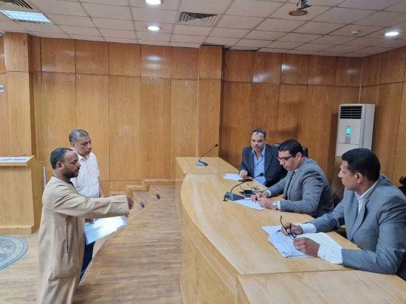 نائب محافظ الأقصر يبحث 39 طلباً وشكوى خلال لقاء اليوم المفتوح مع المواطنين