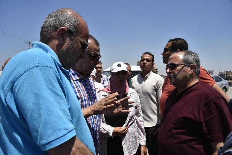 محافظ بورسعيد يتابع ميدانيًا أعمال بدء زراعة عدد من اعمدة الطاقة الشمسية بطريق بحري ترعة السلام