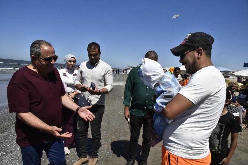 محافظ بورسعيد يتابع الخدمات المقدمة للمصطافين ويشدد على زيادة عدد المنقذين