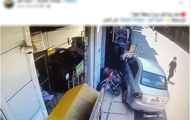 فيديو اصطدام سيارة تقودها سيده بفاترينة ودراجة نارية 