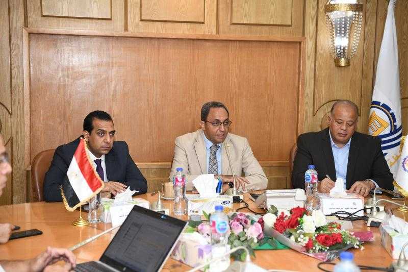 محافظ قنا يستقبل فريق مشروع ”حيّنا” لمتابعة مستجدات الإدارة المالية العامة والبنية التحتية