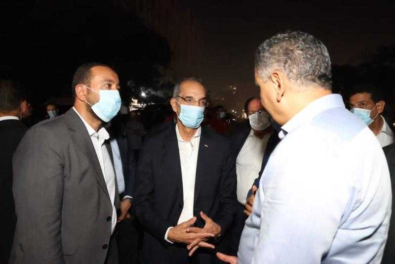 وزير الاتصالات يتفقد محيط مبنى سنترال رمسيس ويتابع جهود السيطرة على الحريق