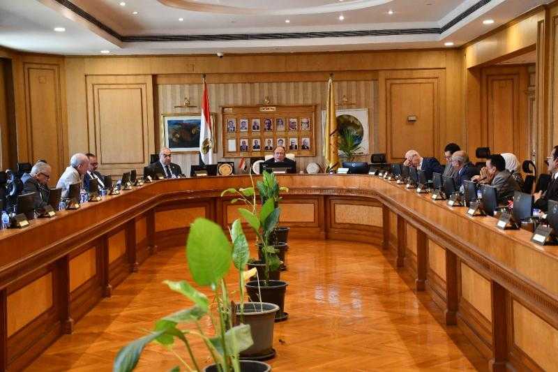 مجلس جامعة حلوان يستهل جلسته بتحية للجيش المصري والقوات المسلحة في ذكرى 30 يونيو