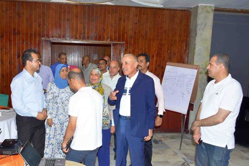 محافظ الأقصر يتفقد ورشة الدعم الفني