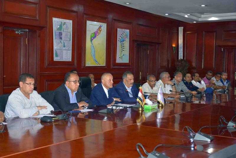 محافظ الأقصر يعقد اجتماعا للوقوف على اخر مستجدات مشروعات حياة كريمة