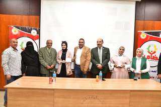 وحدة التضامن الاجتماعي بجامعة الوادي الجديد تكرم اوائل كليات الجامعة