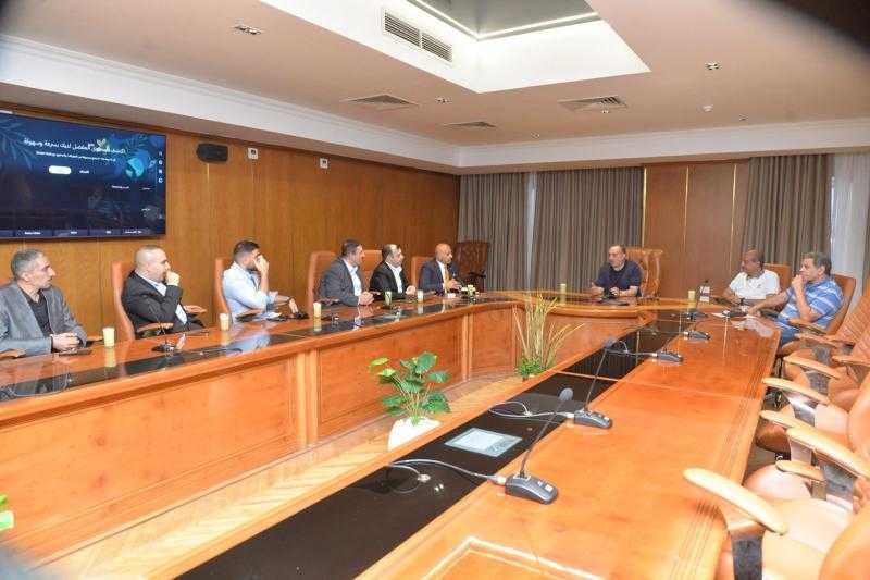 محافظ أسيوط يجتمع مع مجموعة من المستثمرين لعرض الفرص الاستثمارية الواعدة بالمحافظة