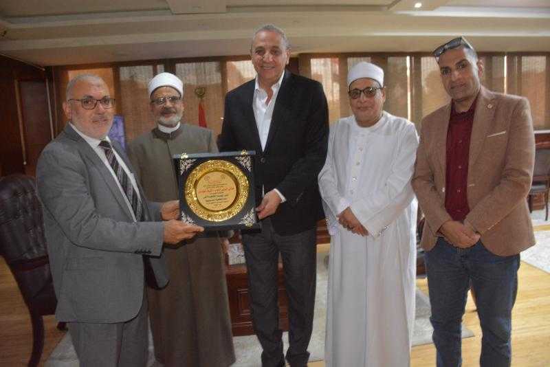 محافظ الغربية يستقبل وفدًا من المنظمة العالمية لخريجي الأزهر بالغربية لبحث سُبل تعزيز التعاون الفكري