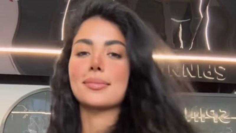 عبر الإستوري.. كارولين عزمي تتحدث عن ذكريات أول حب لها