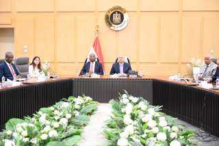 وزير الصناعة والنقل يعقد جلسة مباحثات مع نائب رئيس مجلس الوزراء بجمهورية الكونغو الديمقراطية لبحث تدعيم التعاون