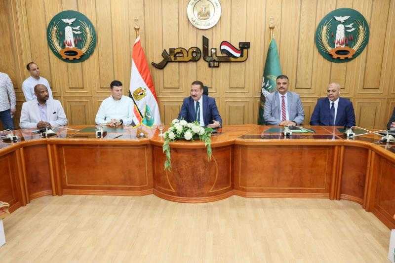 محافظ المنوفية يوزع مساعدات مالية وعينية لأكثر من 50 حالة إنسانية ويسلم كراسي متحركة لذوي الهمم