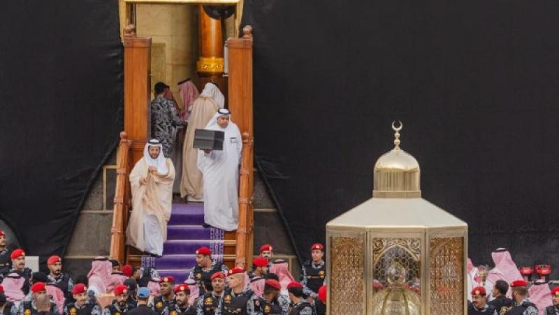 نائب أمير منطقة مكة المكرمة يغسل الكعبة المشرفة