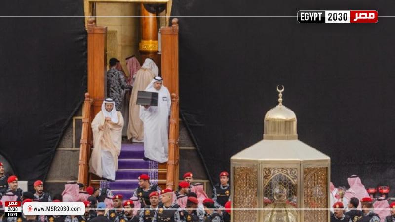 نائب أمير منطقة مكة المكرمة يغسل الكعبة المشرفة