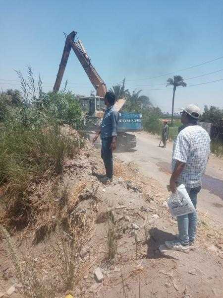 مديرية الري بمحافظة أسيوط تنفذ أعمال نزع الحشائش ورفع المخلفات