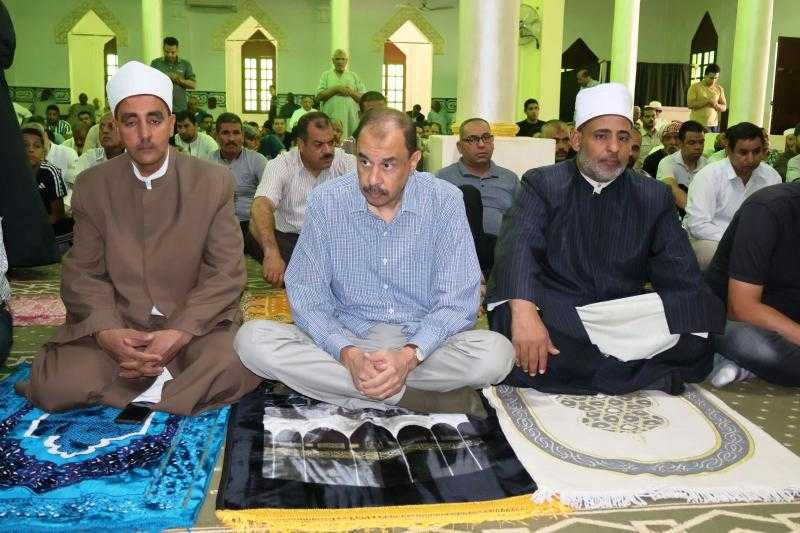 محافظ سوهاج يؤدي صلاة الجمعة بمسجد الشرطة ويلتقي المواطنين عقب الصلاة