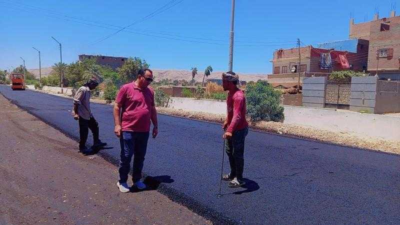 محافظ سوهاج يتابع الموقف التنفيذي لمشروعات الرصف بعدد من مراكز المحافظة