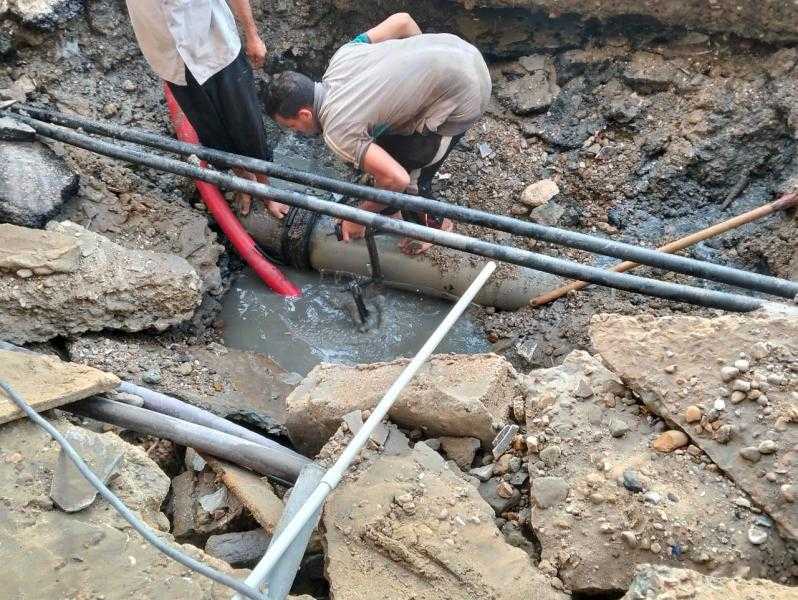 إصلاح كسر مفاجئ بماسورة مياه بحي الضواحي بمحافظة بورسعيد