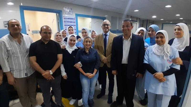 الصحة: خبير مصري عالمي في علاج الجلوكوما يجري 6 جراحات دقيقة «مجانا» بمستشفى عيون دمنهور