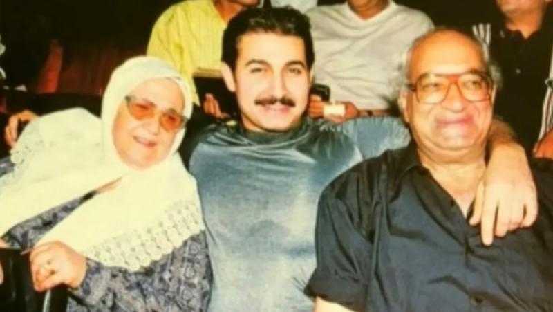 ياسر جلال ينشر صورة نادرة مع والديه ويبدأ تصوير ”للعدالة وجه آخر”