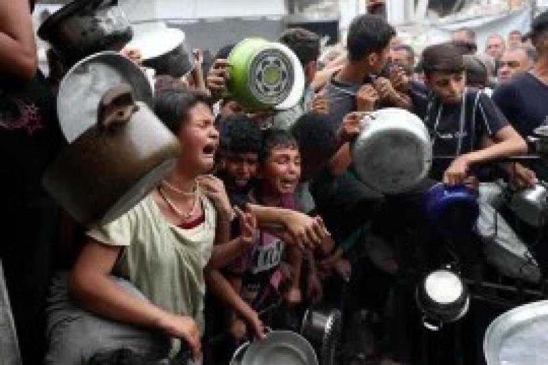 عاجل .. جندي أمريكي يلقي قنبلة على منتظري المساعدات في غزة