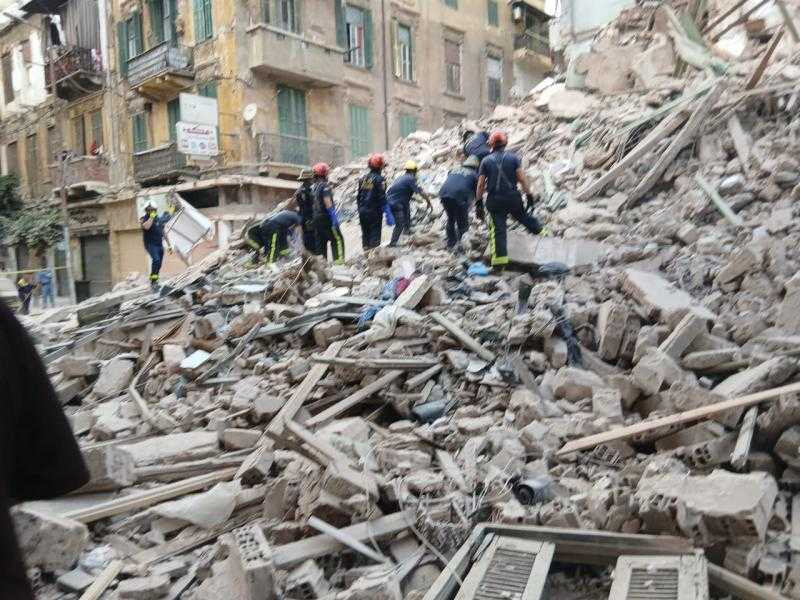 فرق الإنقاذ تبحث عن المفقودين فى عقار العطارين المنهار l صور