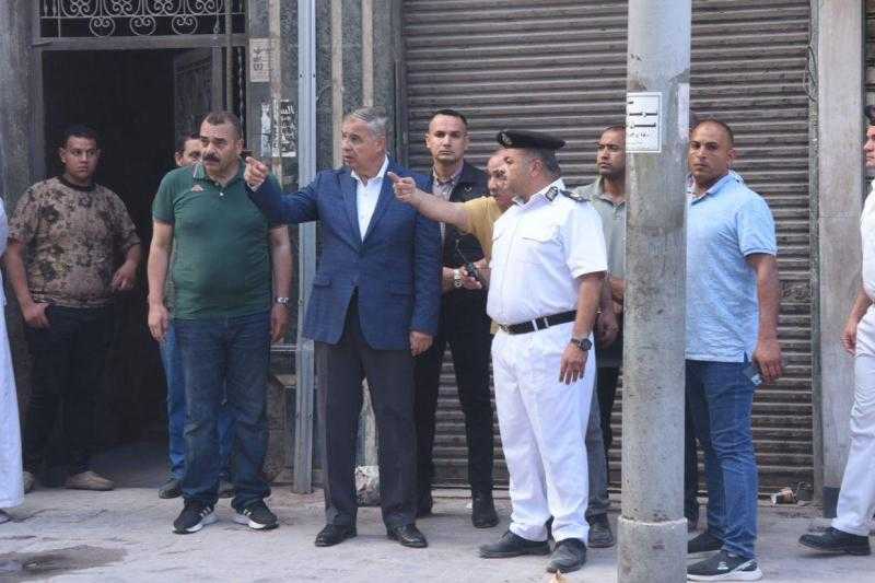 محافظ الإسكندرية يتابع تداعيات انهيار أجزاء من عقار بمنطقة العطارين