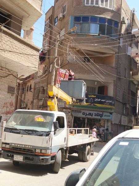 مركز أبوتيج بمحافظة أسيوط يزيل اللافتات غير المرخصة بالشوارع
