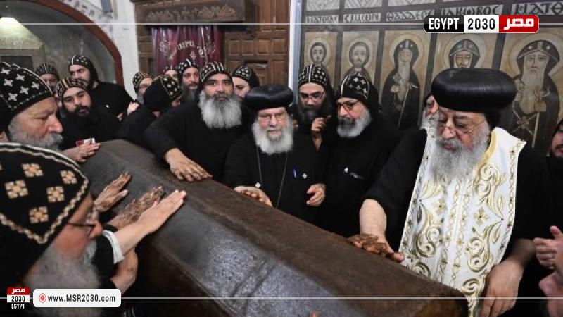 البابا تواضروس يطيب جسد القديس الأنبا