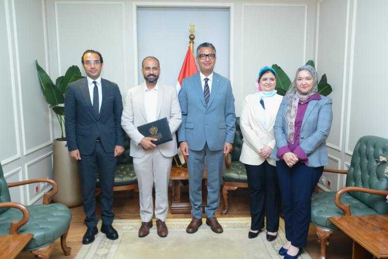 وزير التموين يكرم صاحب أفضل فكرة عبر منصة حوار والمتعلقة بتتبع السلع الغذائية