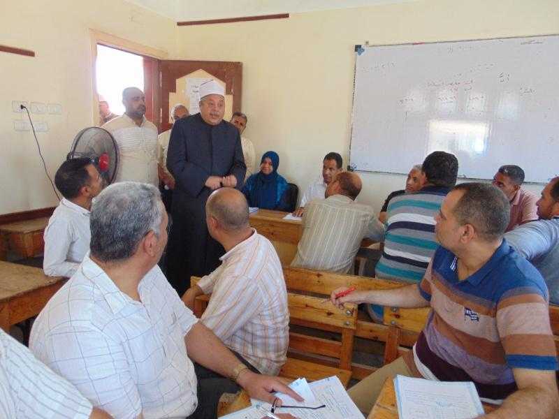 رئيس قطاع المعاهد الأزهرية يتفقد مركز تصحيح سوهاج.. ويؤكد لا تهاون مع المقصرين