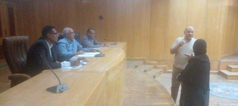 سكرتير عام الأقصر يبحث ٣٩ طلب وشكوى خلال لقاء اليوم المفتوح