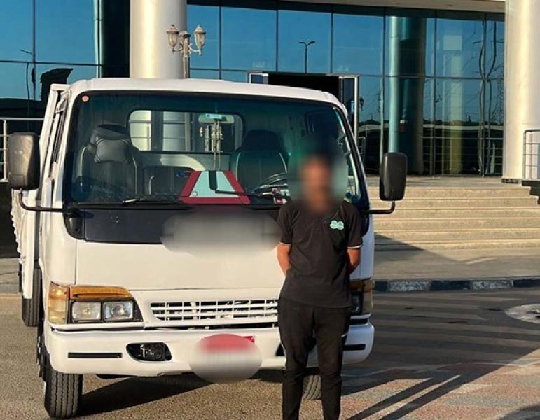 ضبط سائق سيارة نقل خالف المرور وسار عكس الاتجاه في غمرة