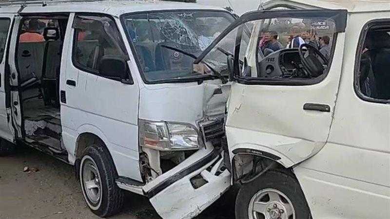 إصابة 6 أشخاص في حادث تصادم ميكروباص وسيارة ربع نقل بطريق برما طنطا