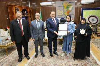 محافظ المنوفية يكرم الطالبة شيماء نمره الأولى على الجمهورية بشهادة الدبلومات الفنية التجارية