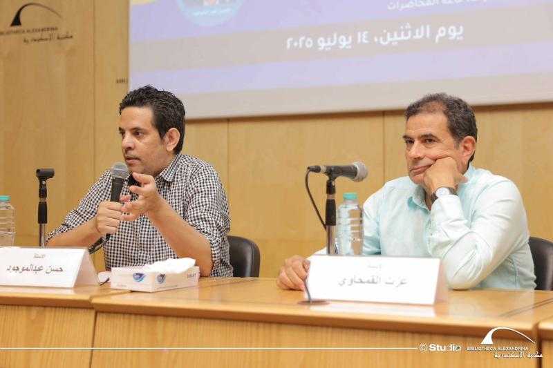 مكتبة الإسكندرية تحتفي بأعمال الكاتب عزت القمحاوي في ندوة على هامش معرضها الدولي للكتاب