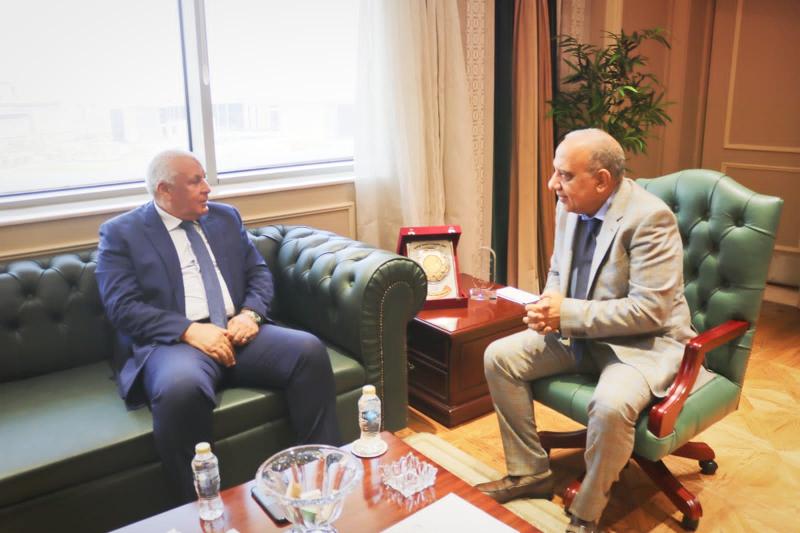 وزير الكهرباء يبحث مع محافظ الوادي الجديد خطة التنمية ودعم وتأمين التغذية اللازمة