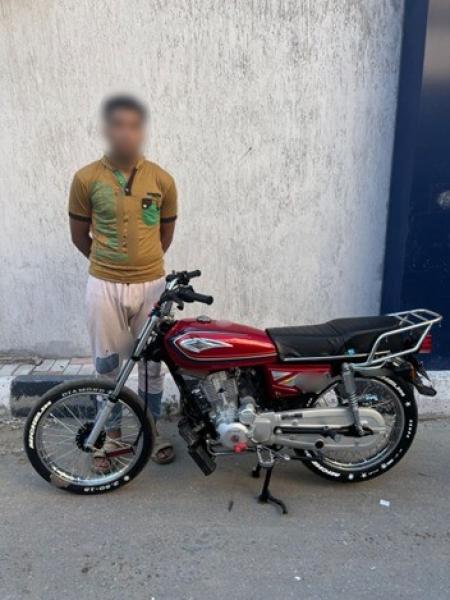 ضبط قائد دراجة نارية استعرض برعونة في أحد شوارع الإسكندرية