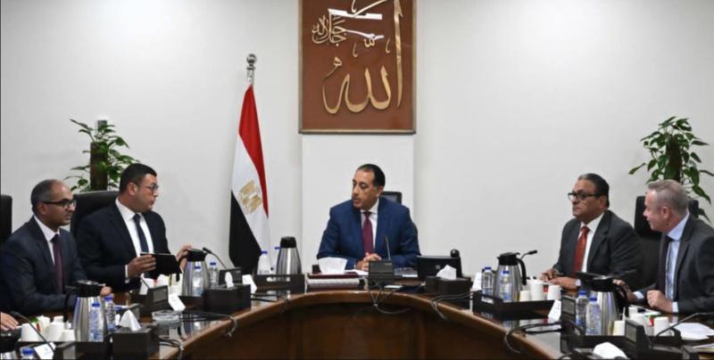 رئيس الوزراء يتابع إجراءات تنفيذ الخطة الاستراتيجية لتحلية مياه البحر