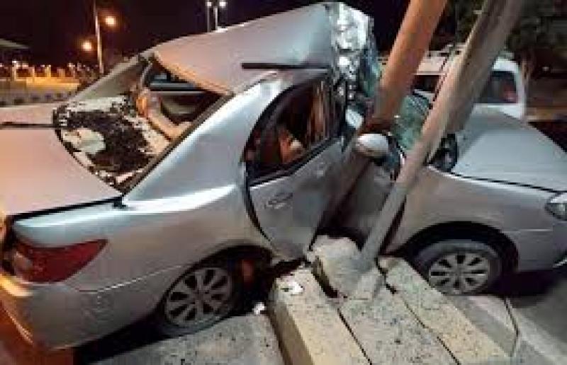 اصطدام سيارة بعمود