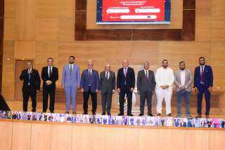 رئيس جامعة سوهاج ونقيب المهندسين بمصر يشهدان حفل تخرج دفعة جديدة من خريجي كلية الهندسة