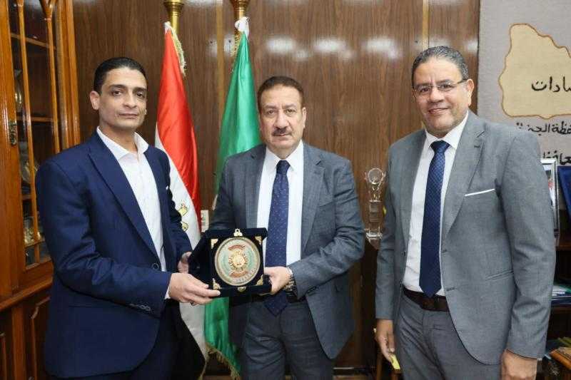 محافظ المنوفية يكرم مدير مستشفى شبين الكوم للجراحات المتخصصة لأدائه المتميز