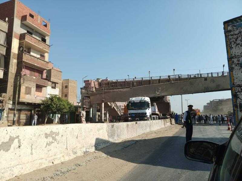 اصطدام سيارة نقل ثقيل بكوبري مشاة بطوخ يتسبب في سقوطه جزئيًا وتعطيل حركة المرور