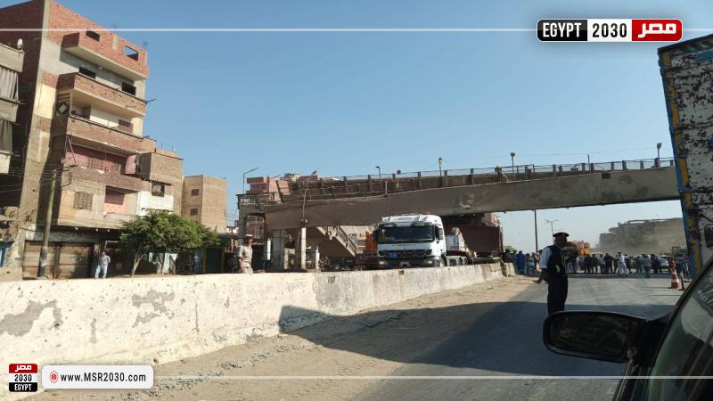 اصطدام سيارة نقل ثقيل بكوبري مشاة بطوخ