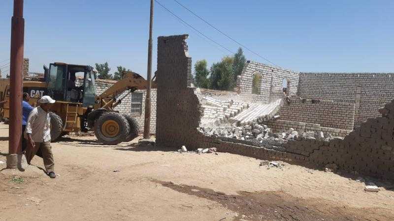 إزالة ٦ حالات بناء مخالفة واسترداد حالتين غير مطابقتين لشروط التقنين خلال حملة مكبرة بمدينة الطود بالأقصر