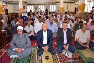 محافظ الأقصر يؤدي صلاة الجمعة بمسجد سيدي أحمد النجم