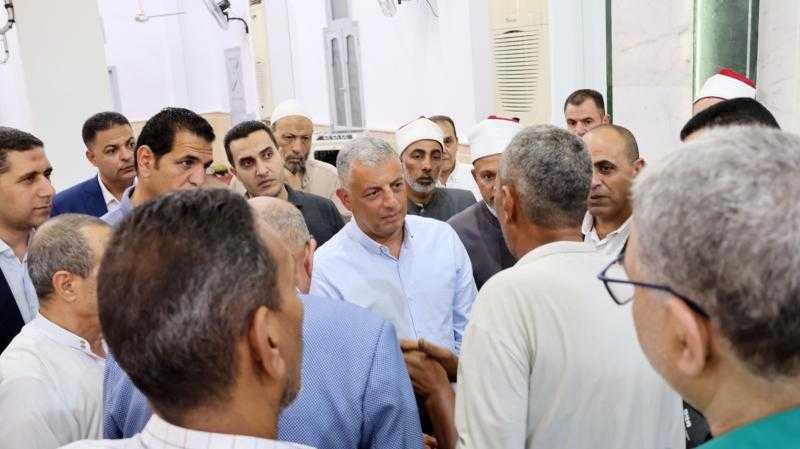 محافظ الإسماعيلية يؤدي شعائر صلاة الجمعة بمسجد عمر بن الخطاب